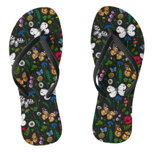 Wilde Blume und Schmetterlinge auf schwarz Badesandalen