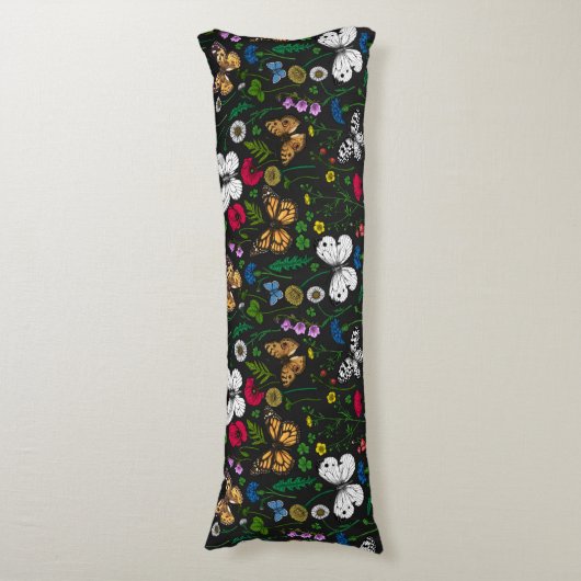 Wilde Blume und Schmetterlinge auf schwarz Seitenschläferkissen (Vorderseite Vertikal)