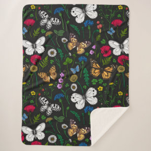 Wilde Blume und Schmetterlinge auf schwarz Sherpadecke