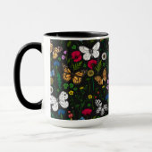 Wilde Blume und Schmetterlinge auf schwarz Tasse (Links)