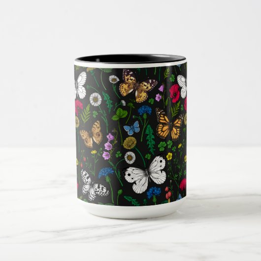 Wilde Blume und Schmetterlinge auf schwarz Tasse (Zentrum)