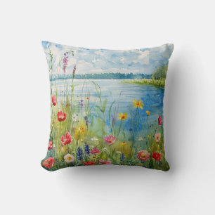 Wilde Blumen an einem See Kissen