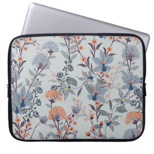 Wilde Blumen auf Blau, botanisches Muster. Laptopschutzhülle