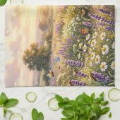 Wilde Blumen und ein süßes Cottage Geschirrtuch (Gefaltet)