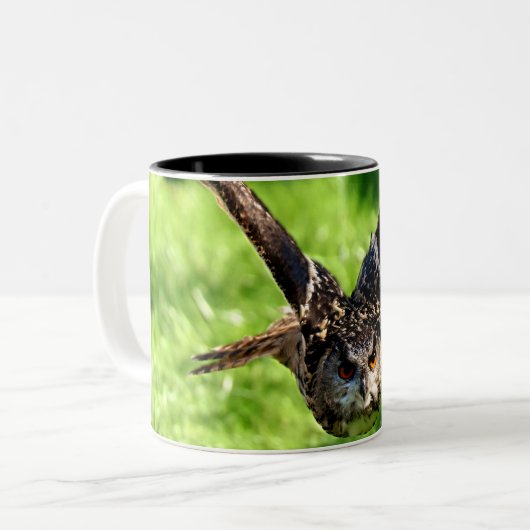 Wilde Eagle-Eule im vollen Flug Zweifarbige Tasse (Vorderseite Links)