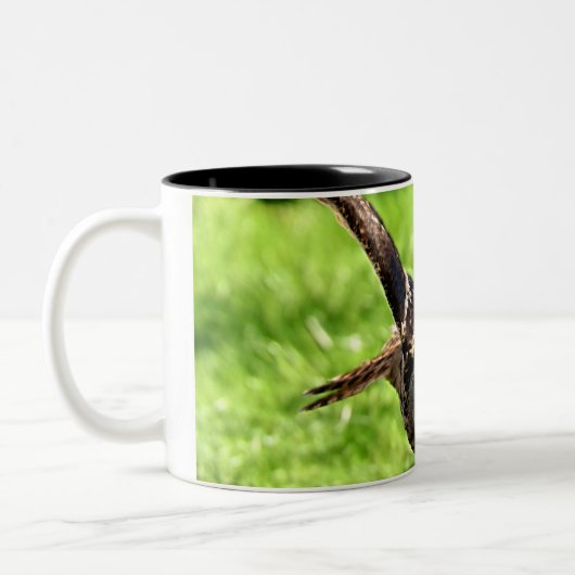 Wilde Eagle-Eule im vollen Flug Zweifarbige Tasse (Links)