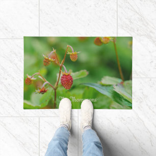 Wilde Erdbeeren Auf Grünem Foto Mit Familienname Fußmatte
