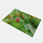 Wilde Erdbeeren auf grünem Foto mit Familienname Fußmatte (Schrägansicht)