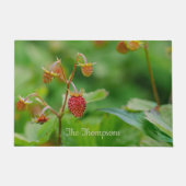 Wilde Erdbeeren auf grünem Foto mit Familienname Fußmatte (Vorderseite)