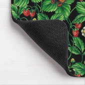 Wilde Erdbeeren auf schwarz Mousepad (Ecke)