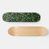 Wilde Erdbeeren auf schwarz Skateboard (Horizontal)