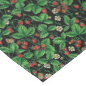 Wilde Erdbeeren auf schwarz Tischdecke (Schrägansicht)