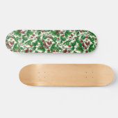 Wilde Erdbeeren auf weißem Grund Skateboard (Horizontal)