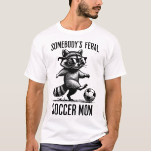 Wilde Fußballmutter Lustiger Waschbär spielt Sport T-Shirt