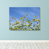 Wilde gelbe Sonnenblumen und blauer Himmel Leinwanddruck (Insitu (Holzboden))