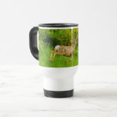 Wilde Hirsche an der Graslandschaft Kunst, Dichtun Reisebecher (Vorderseite Links)