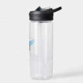 Wilde Holzbiene fliegt Trinkflasche (Links)