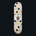 Wilde Honeycomb Queen Bee Abstrakt Hexagon Muster Skateboard<br><div class="desc">Eine einzigartige wilde Biene und abstraktes Hexagon-Muster Honigwabenkateboard für Mädchen. Seien Sie die Königin des Boarding Set mit einem einzigartigen Stil.</div>