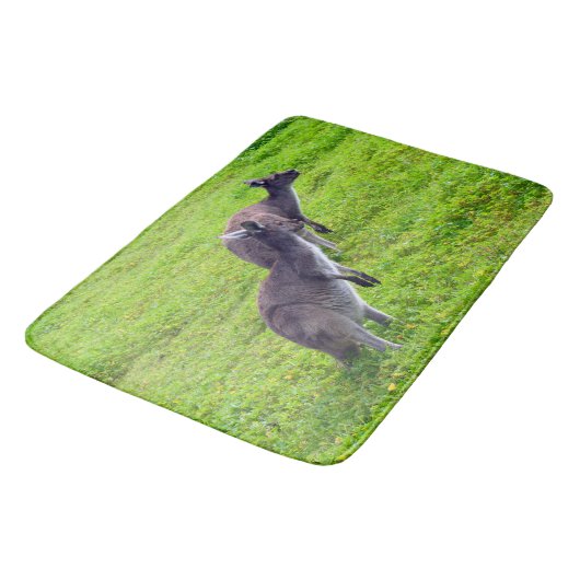 Wilde Kangaroos, große Speicherschaummatte Badematte (Schrägansicht)