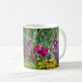 Wilde Kaninchen und rosa Tulips Frühjahrszeit Kaffeetasse (VorderseiteRechts)