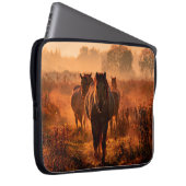 wilde Konik-Pferde, die direkt in den Krieg kamen Laptopschutzhülle (Vorne Rechts)