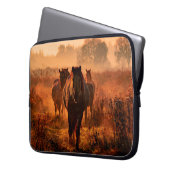 wilde Konik-Pferde, die direkt in den Krieg kamen Laptopschutzhülle (Vorderseite Links)