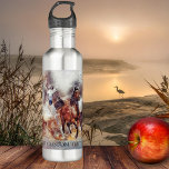 Wilde Laufpferde Personalisierte Wasserflasche Edelstahlflasche<br><div class="desc">Wasserflasche mit einem Gemälde von Wildlaufpferden. Schöne für alle,  die Pferde Lieben. Sie können den Text entweder anpassen oder löschen.</div>