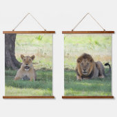 Wilde Löwen auf dem Waldhangband Wandteppich Mit Holzrahmen (Doppelt)