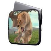 Wilde Löwin Dschungel-Abenteuer-Kunst Laptopschutzhülle (Vorderseite Links)
