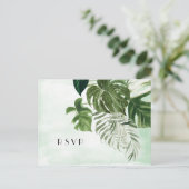 Wilde Monstera, tropisches Blattwerk Hochzeit RSVP Postkarte (Stehend Vorderseite)
