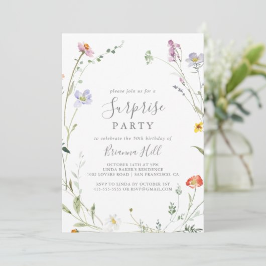 Wilde Multicolor Floral Surprise Party Einladung (Stehend Vorderseite)
