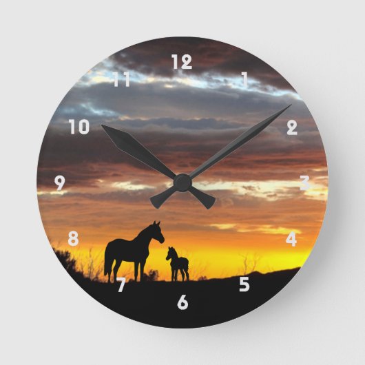 Wilde Mustang Mare und Fohlen-Silhouette mit Sonne Runde Wanduhr (Vorderseite)