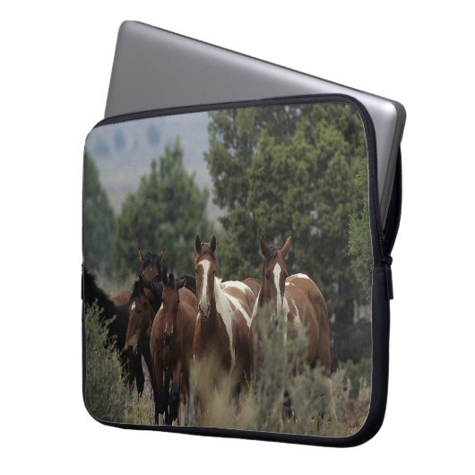 Wilde Mustang-Pferde 2 Laptopschutzhülle (Vorderseite Links)