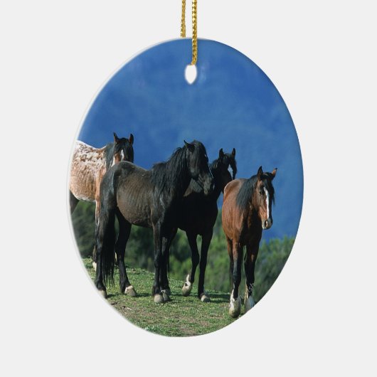 Wilde Mustang-Pferde in den Bergen Keramik Ornament (Rechts)