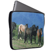 Wilde Mustang-Pferde in den Bergen Laptopschutzhülle (Vorne Rechts)