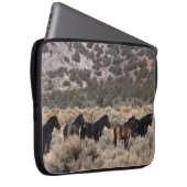 Wilde Mustang-Pferde in der Wüste 2 Laptopschutzhülle (Vorne Rechts)