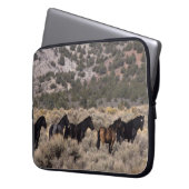 Wilde Mustang-Pferde in der Wüste 2 Laptopschutzhülle (Vorderseite Links)