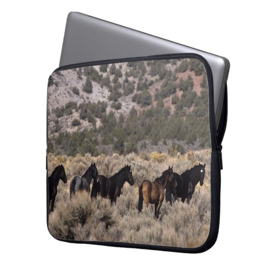 Wilde Mustang-Pferde in der Wüste 2 Laptopschutzhülle (Vorderseite Links)