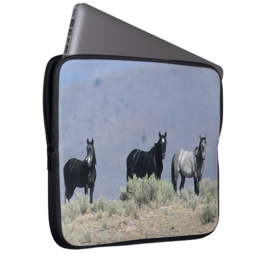 Wilde Mustang-Pferde in der Wüste 3 Laptopschutzhülle (Vorne Rechts)