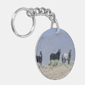 Wilde Mustang-Pferde in der Wüste 3 Schlüsselanhänger (Vorderseite links)