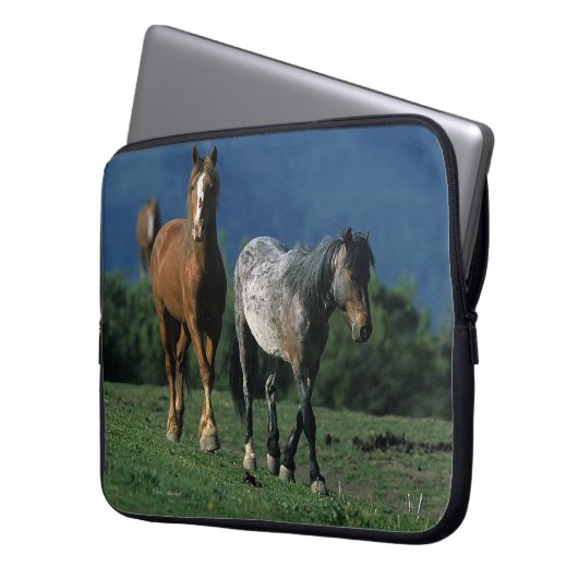 Wilde Mustang-Pferde Laptopschutzhülle (Vorderseite Links)