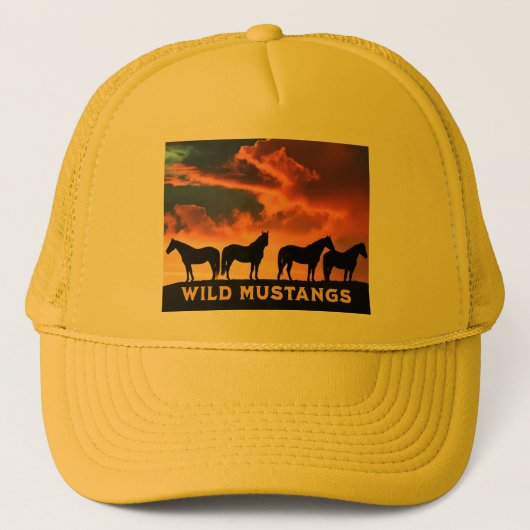 Wilde Mustangs am Horizont Truckerkappe (Vorderseite)
