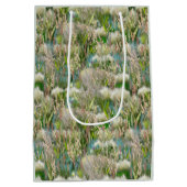 Wilde Öko-freundliche Grasse im Frühling Mittlere Geschenktüte (Rückseite)