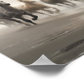 Wilde Pferde am nebeligen Strand Poster (Ecke)