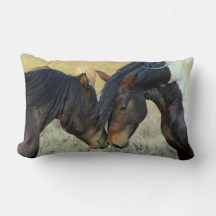 Wilde Pferde berühren Nasen Pillow Lendenkissen