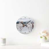 Wilde Pferde, die auf eine Stranduhr laufen Runde Wanduhr (Zuhause)