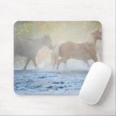 Wilde Pferde, die durch Wasser laufen Mousepad (Mit Mouse)