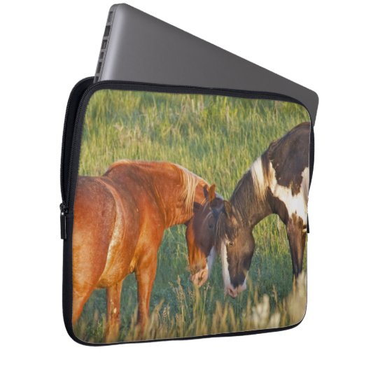 Wilde Pferde im Nationalpark Theodore Roosevelt Laptopschutzhülle (Vorne Rechts)