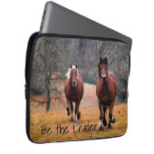 Wilde Pferde im Wald Laptopschutzhülle (Vorne Rechts)