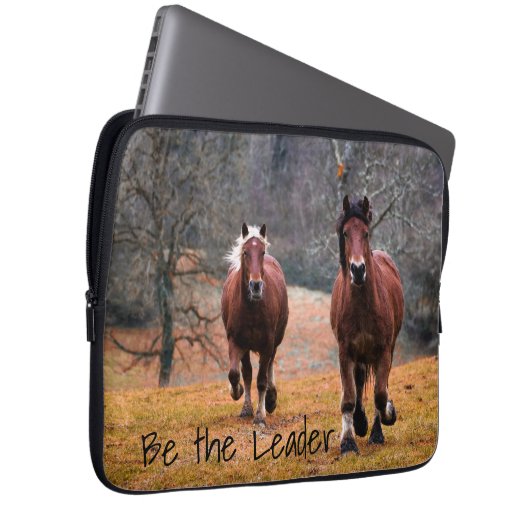 Wilde Pferde im Wald Laptopschutzhülle (Vorne Rechts)